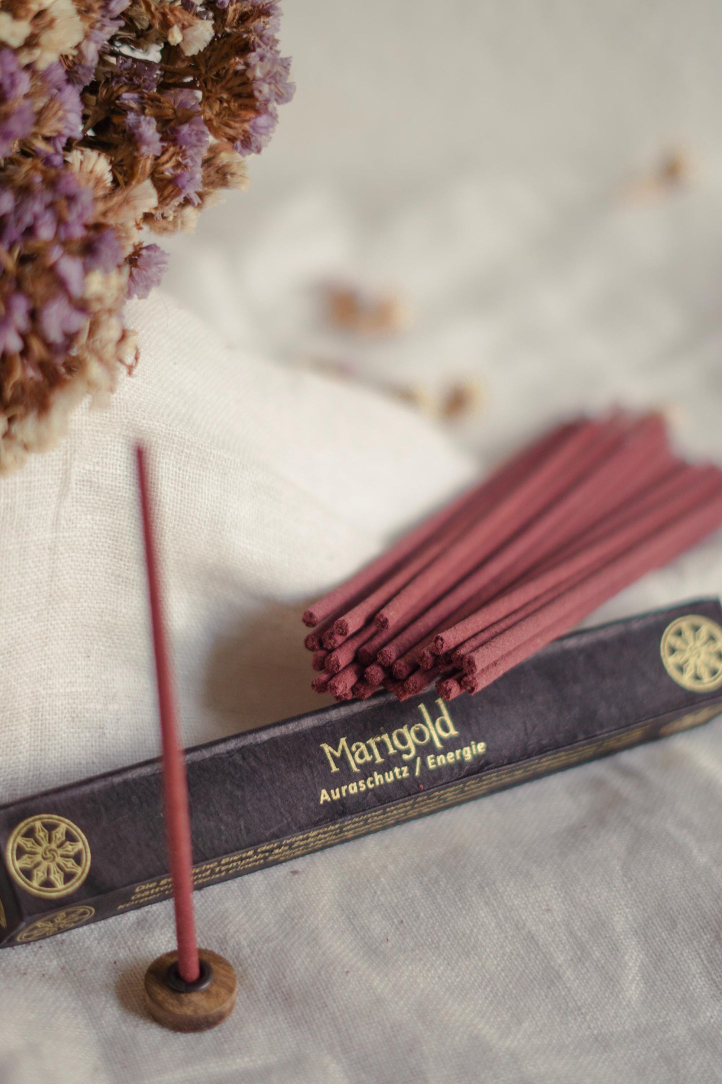 Traditionelle Tibetische Räucherstäbchen "Auraschutz & Energie" mit gratis Halter