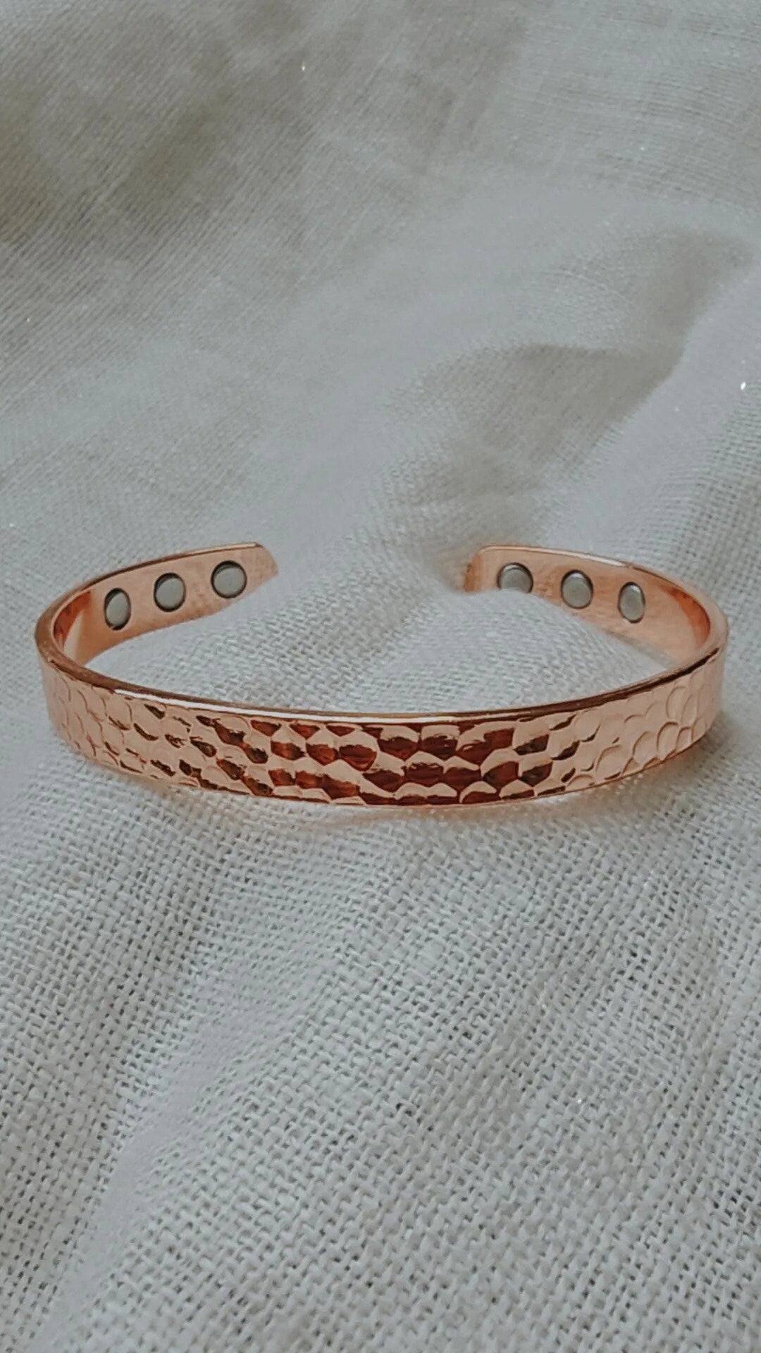 Detailaufnahme eines massiven Kupferarmbands mit sechs Neodym-Magneten. Für Heilung und Wohlbefinden.