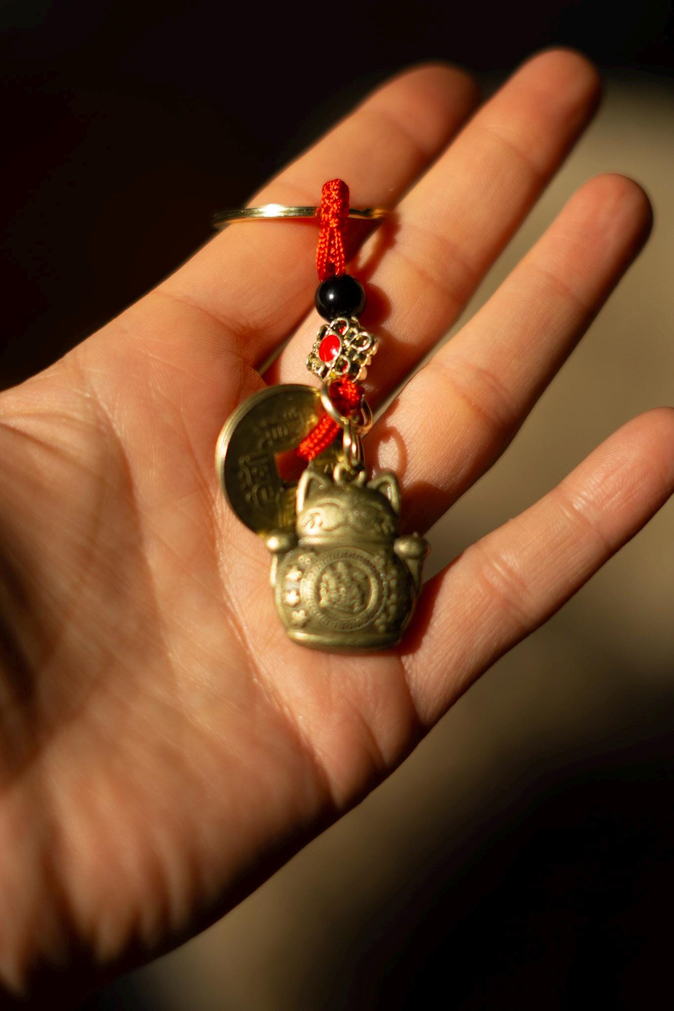 Maneki-Neko Anhänger mit Kupferlegierung – stilvoller Taschen-Charm oder Auto-Talisman im Feng-Shui-Stil