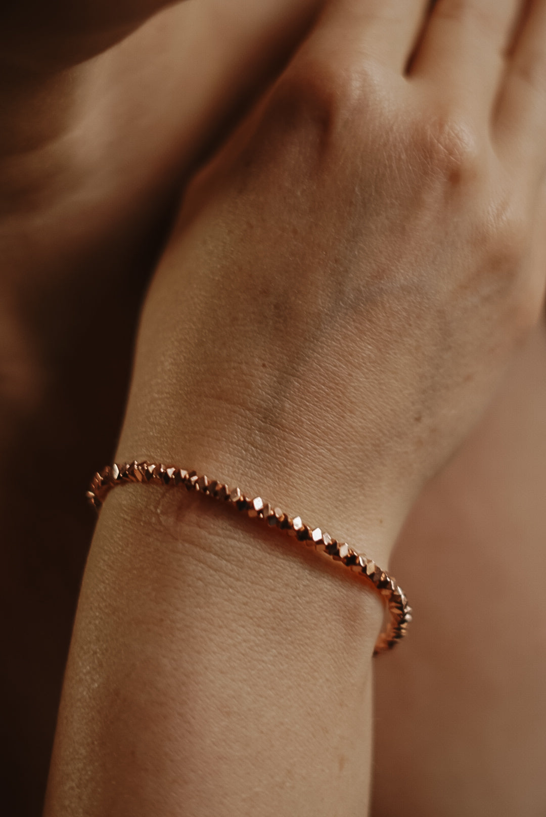 Hämatit-Armband in femininem Rosa – stilvoller Armschmuck zur Erdung & Vitalitätsförderung