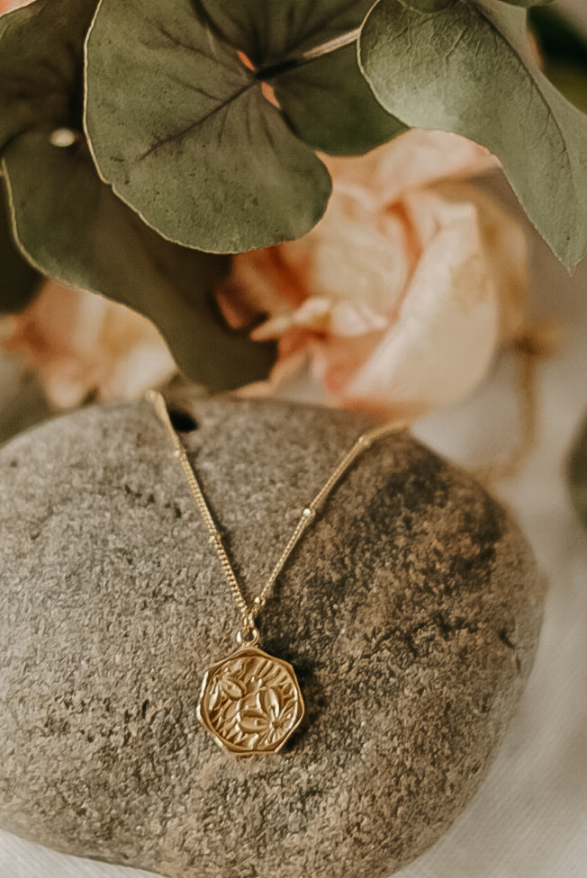 Blumenkette mit 18K Gold-Plating für romantische Sommermomente und stilvolle Eleganz im Alltag.