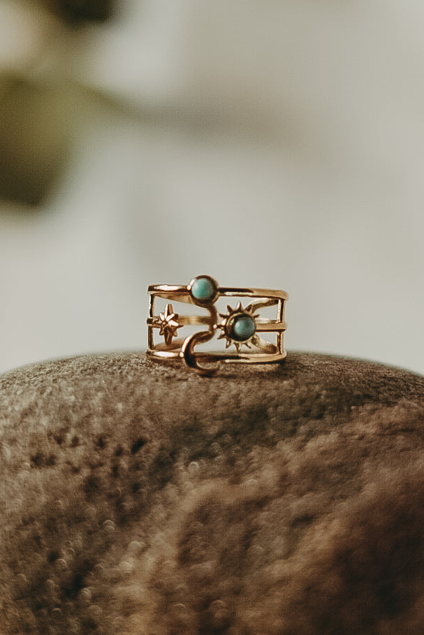 Mystischer Boho-Ring mit Symbolen für kosmische Harmonie – goldfarben mit Türkis-Akzent, spiritual jewelry