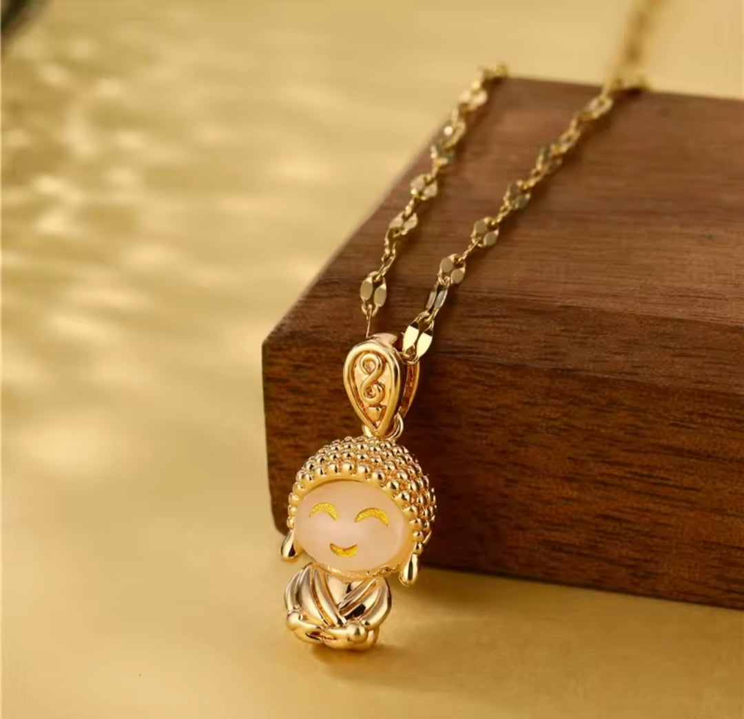 Detailansicht der filigranen Glückskette – Maitreya-Buddha als Schutzsymbol aus allergenfreiem, vergoldetem Edelstahl