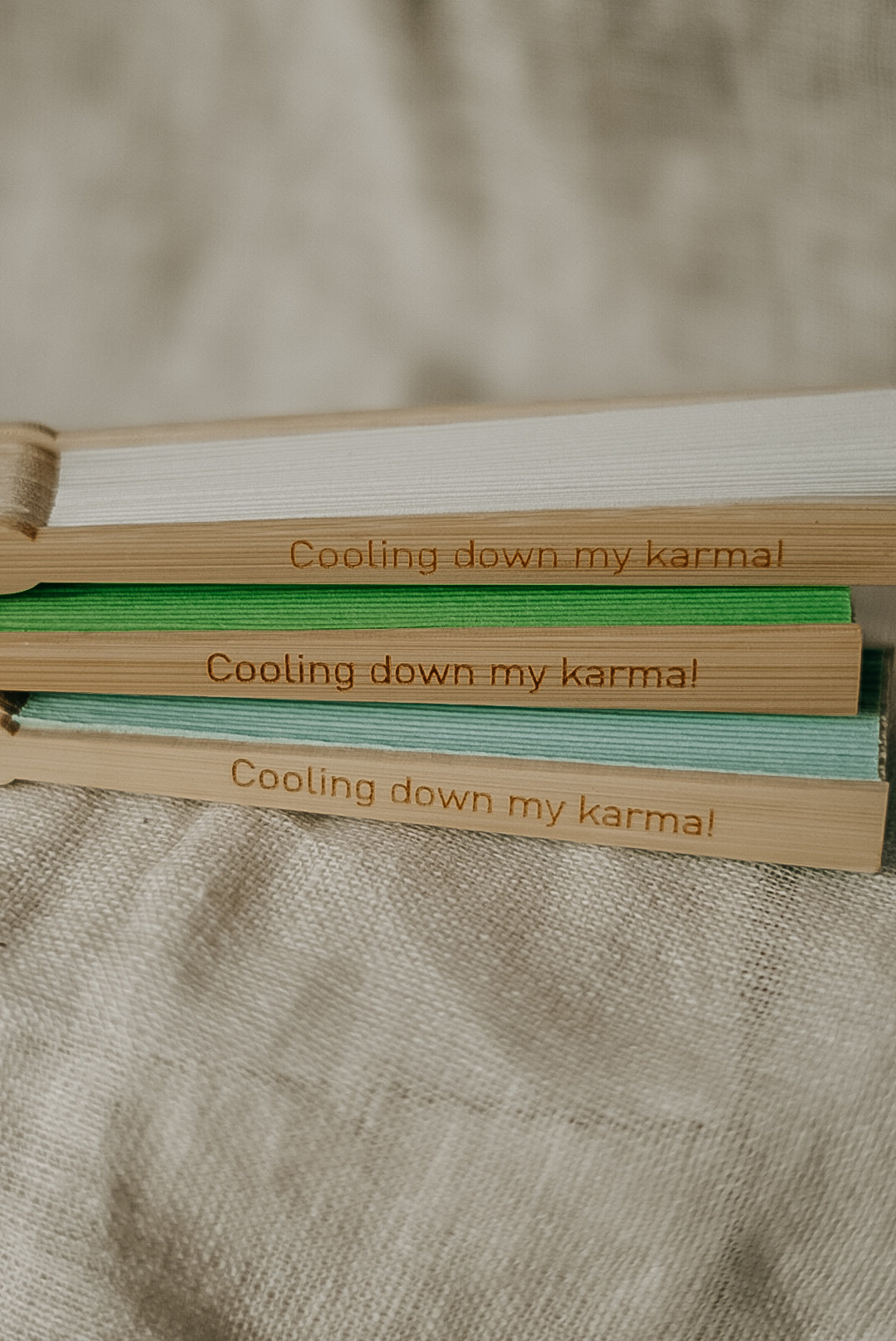 Pastellfarbener Bambus-Handfächer mit Spruch ‚Cooling down my karma‘ – ideal für Festivals und Frauenrituale