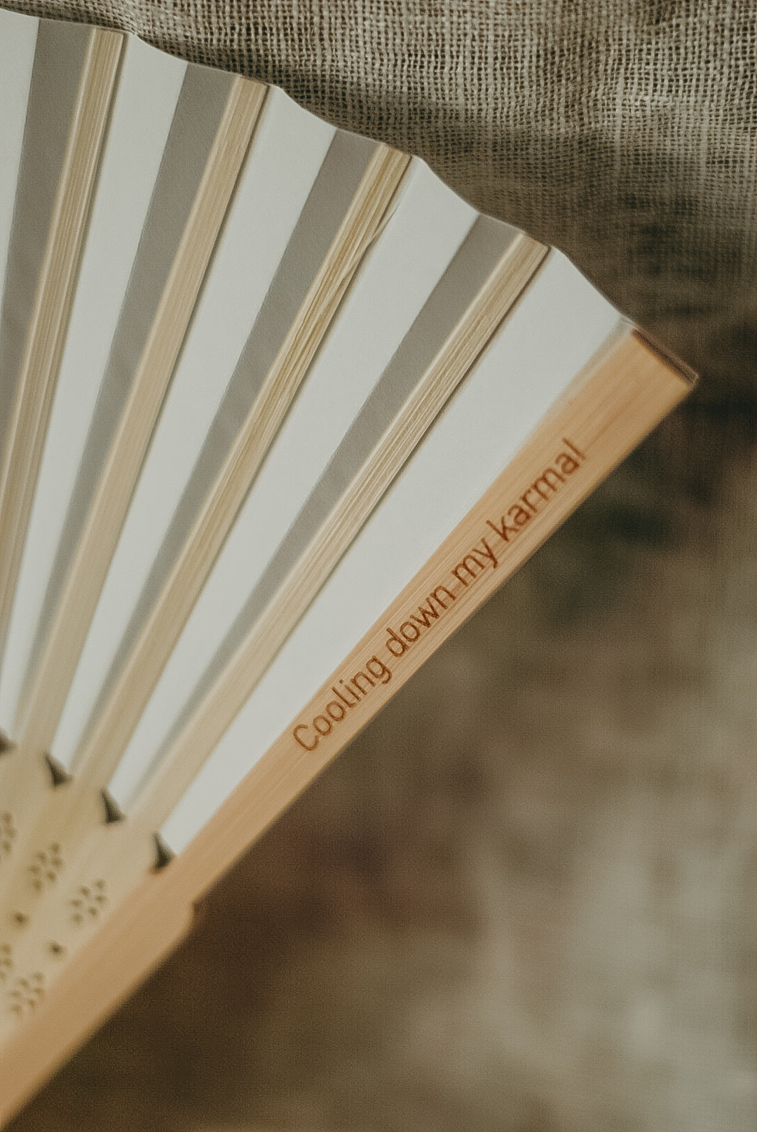 Handfächer aus Bambus mit Gravur ‚Cooling down my karma‘ in sanften Pastelltönen – spirituelles Accessoire für Rituale, Meditation oder als humorvolles Selfcare-Geschenk