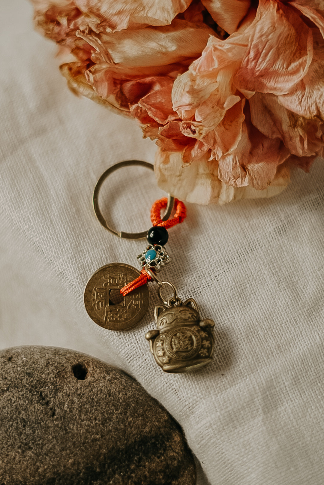 Glückskatze Schlüsselanhänger mit Kaiser-Münzen – symbolträchtiger Talisman für Glück, Reichtum und Schutz im Alltag