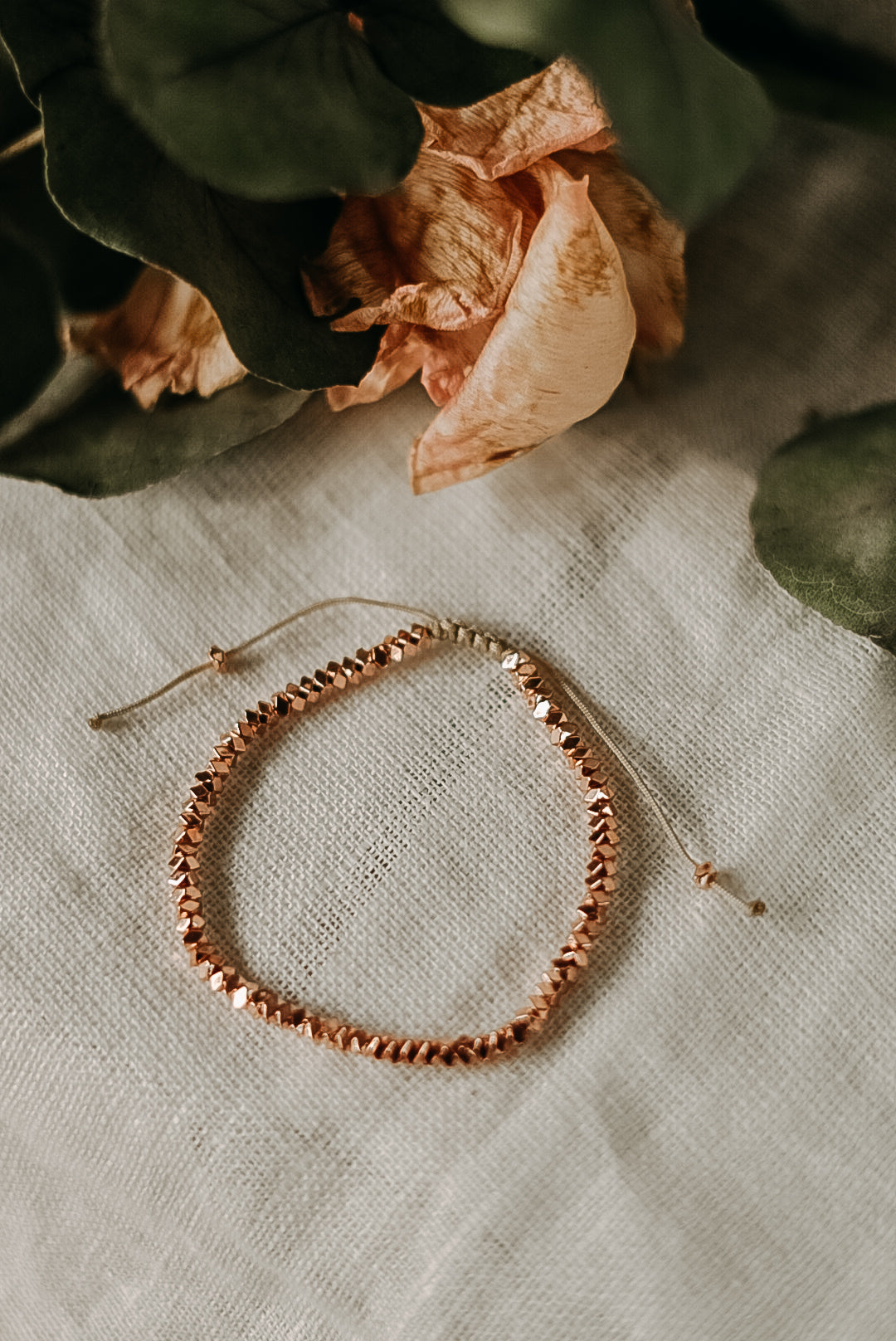 Spiritueller Armschmuck mit Hämatit – unterstützt Detox & Regeneration mit sanftem Design