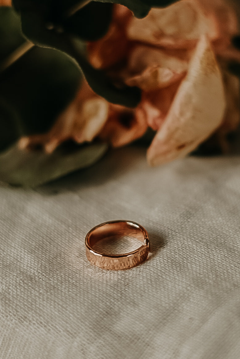 Heilender Ring aus reinem Kupfer mit Magnet-Therapie – hautfreundlich, langlebig & stressreduzierend.