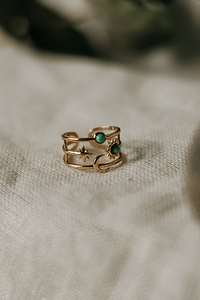 Spiritueller Schmuckring mit Sonnen-, Mond- und Sternsymbol – goldener Statement-Ring für Rituale und Festivals