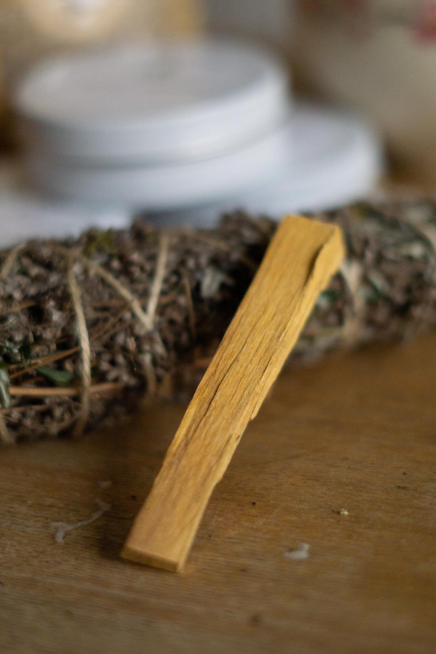 Inklusive Palo Santo, Kohle und Räucherbündel – für ein kraftvolles und vollständiges Räuchererlebnis zu Hause.