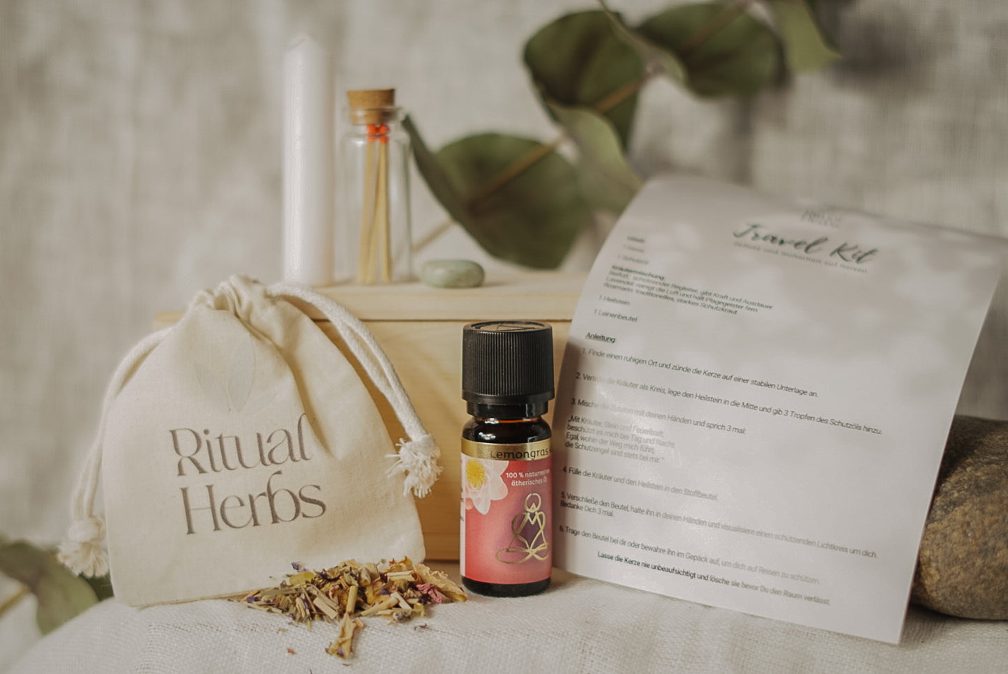 Spirituelles Set mit Anleitung (Deutsch & Englisch) für schützende Rituale im Alltag oder auf Reisen.