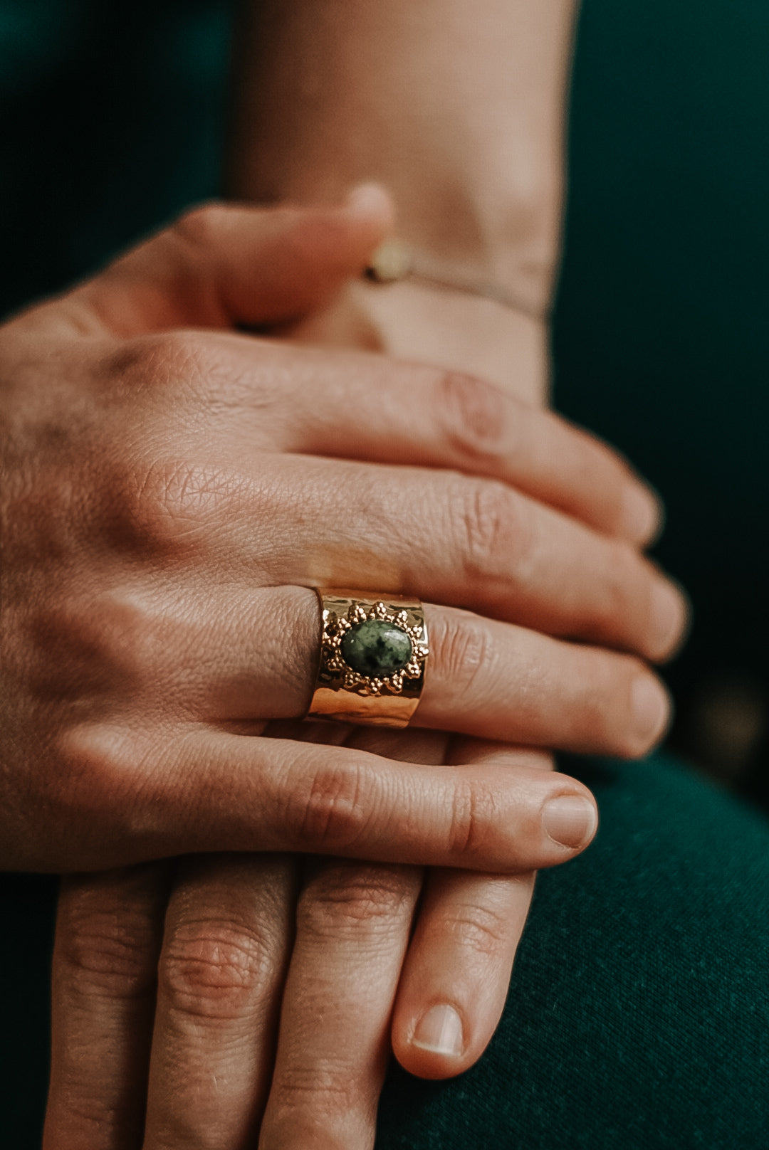 Hautfreundlicher, vergoldeter Statement-Ring mit Naturstein – Symbol für Erneuerung, Vitalität und innere Strahlkraft