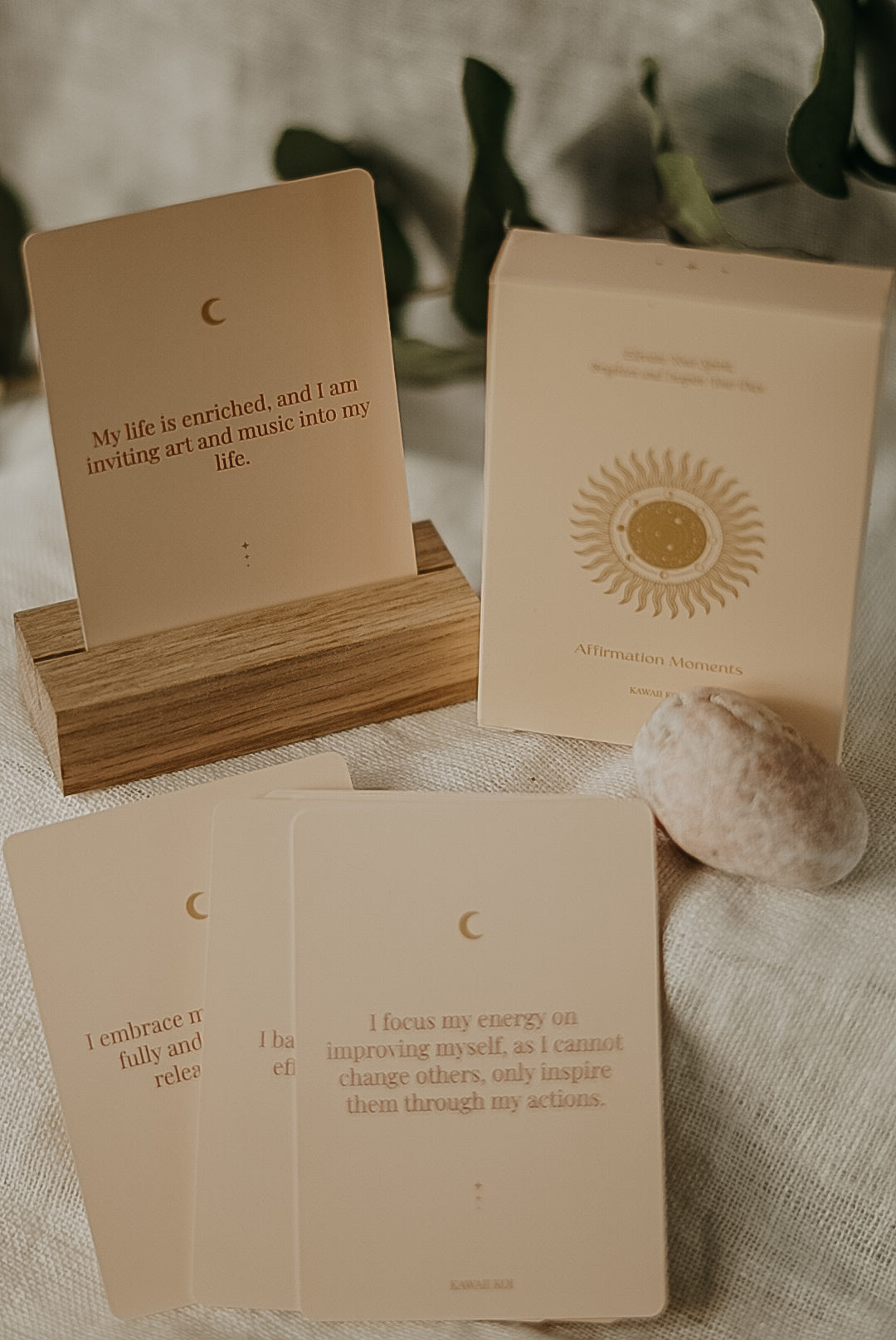 Spiritual Affirmationskarten im minimalistischen Design – mit dekorativem Holzständer für tägliche Impulse und Rituale