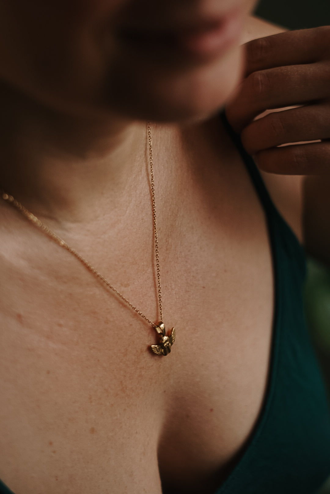 Goldene Schutzengel-Kette mit filigranem Anhänger – Symbol für Geborgenheit, Führung und Licht.