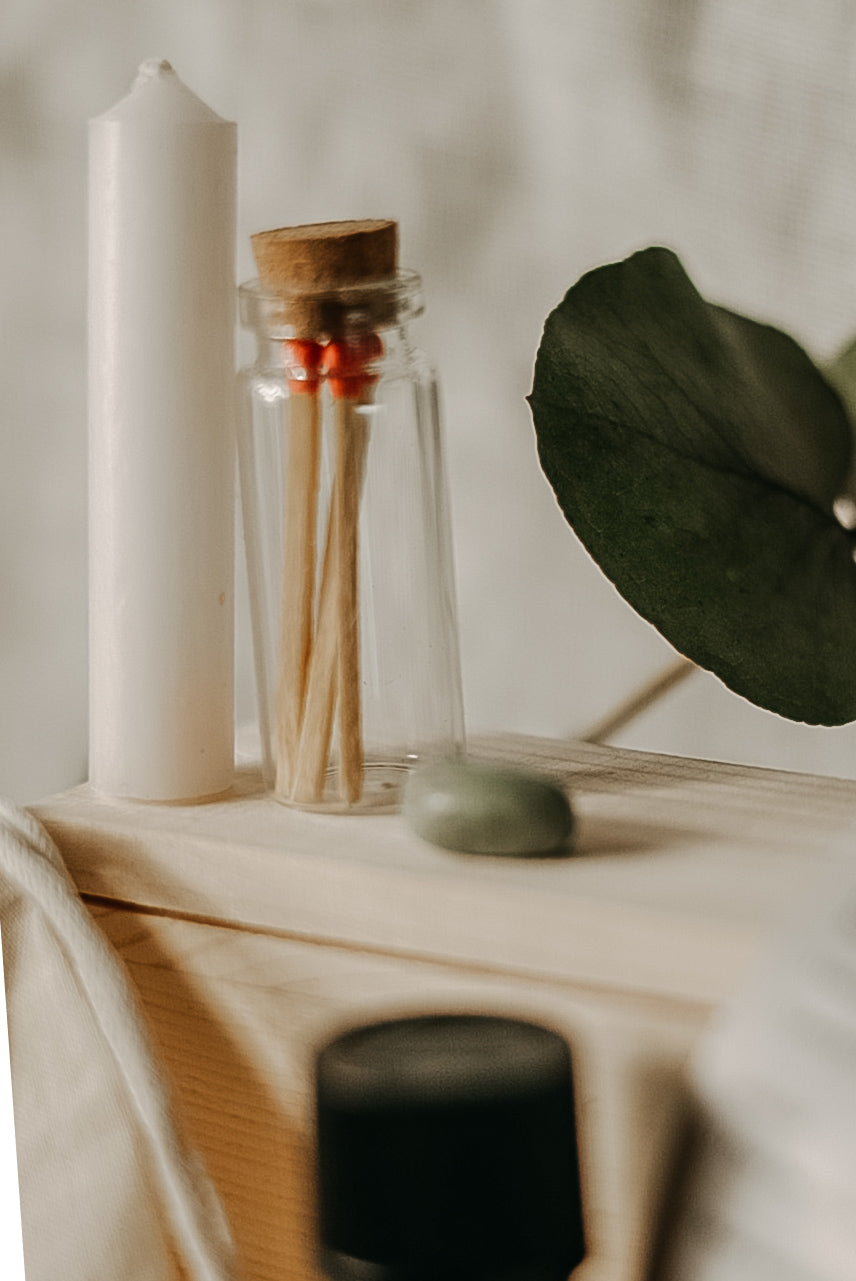 Stimmige Kombination aus Naturöl, Kristall, Kräutermischung und Kerzenritual zur Harmonisierung der Energie.