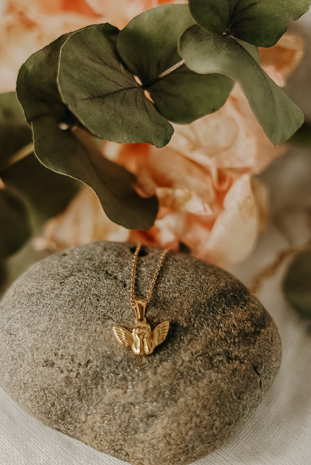 Dezente Engel-Kette mit ausgebreiteten Flügeln – perfektes Geschenk zur Taufe, Geburt oder Neuanfang.