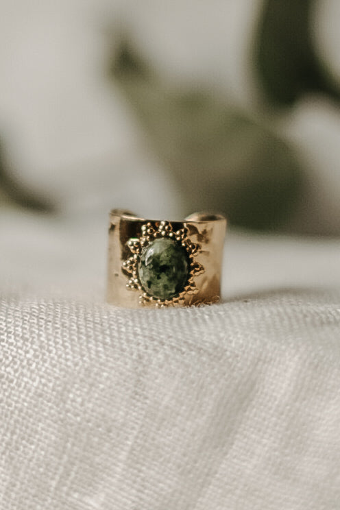 Detailansicht des Emerald Sun Rings – facettierter grüner Edelstein als Unikat in hochwertiger Sonnenfassung