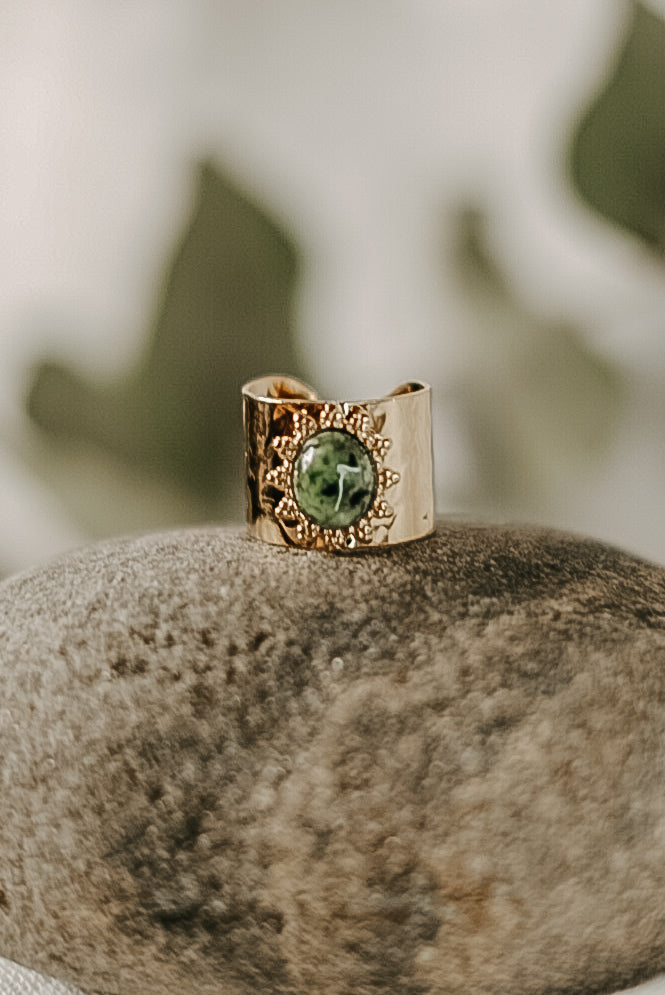 Eleganter, verstellbarer Statement Ring mit gehämmerter Oberfläche und sonnenförmiger Fassung – Sommer-Accessoire mit Symbolkraft