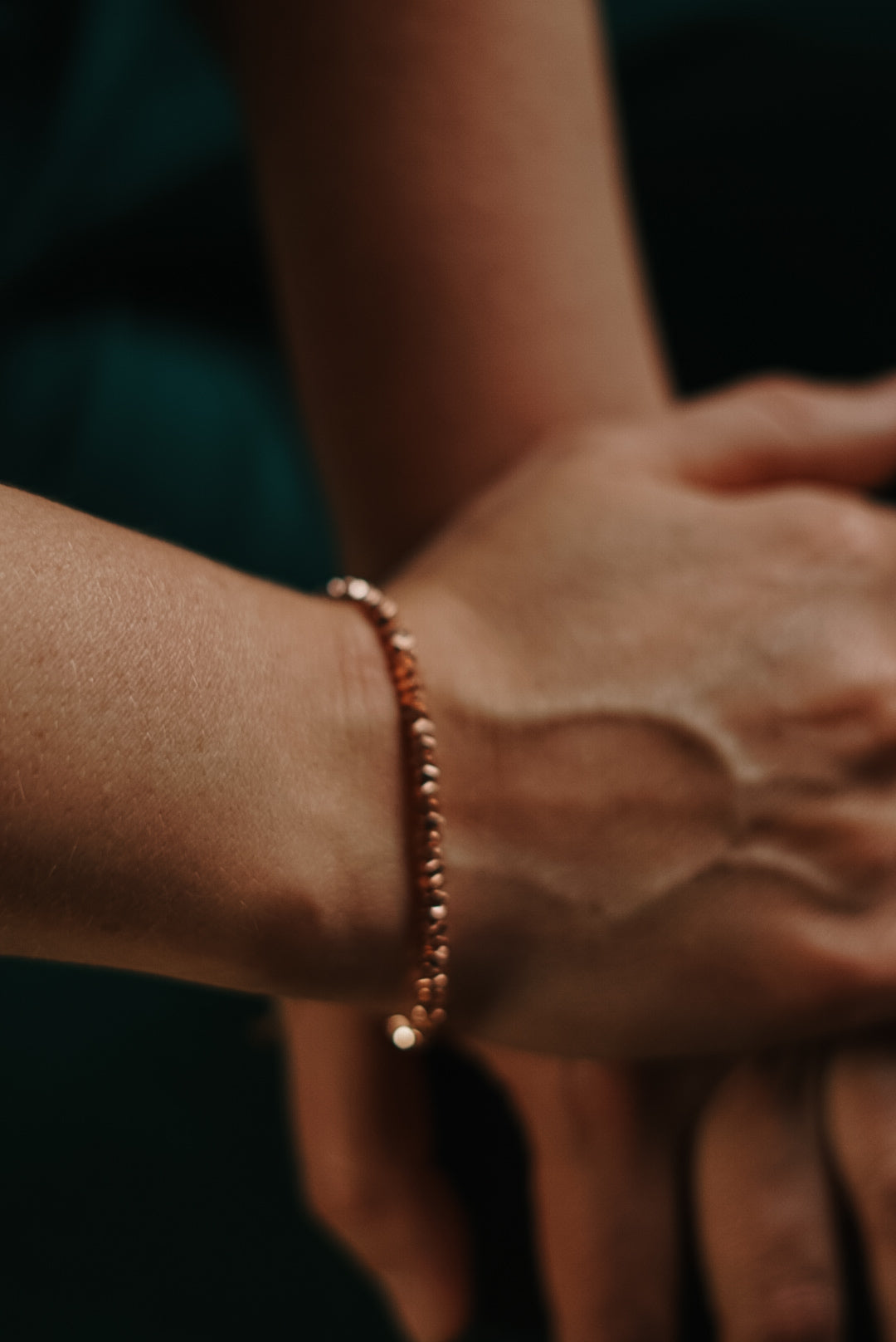 Zartes Heilsteinarmband mit Hämatit – perfektes Geschenk für Balance, Erdung & feminine Kraft