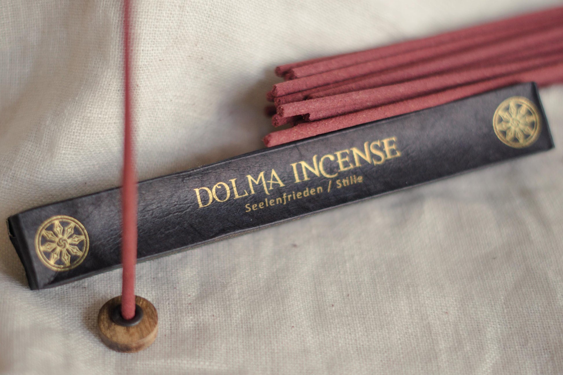 Dolma Incense mit gratis Halter – Räucherstäbchen aus 31 pflanzlichen Zutaten wie Lotusblüte und Sandelholz nach tibetischer Rezeptur