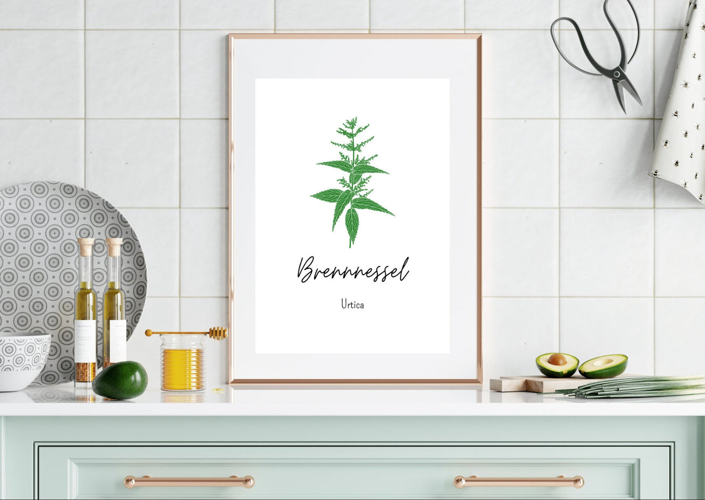 Brennnessel-Poster zum Ausdrucken – symbolisiert Schutz, Reinigung & Lebensenergie.