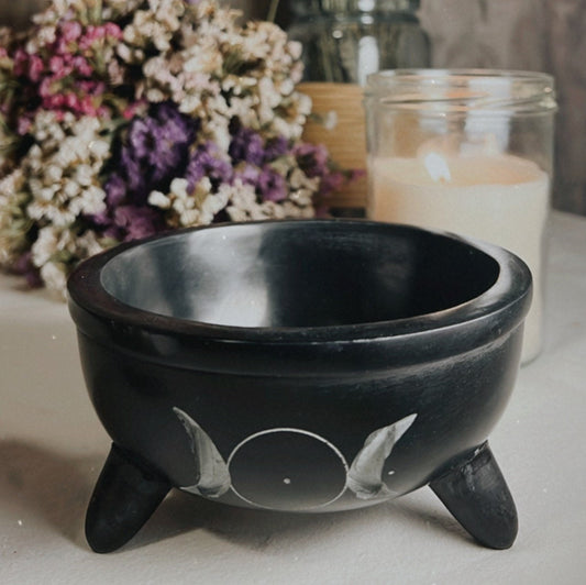 Räucherschale aus Speckstein für energetische Reinigungen und spirituelle Rituale
Hitzebeständiges Räuchergefäß mit individueller Maserung – ideal für Kohle, Kräuter und Harze