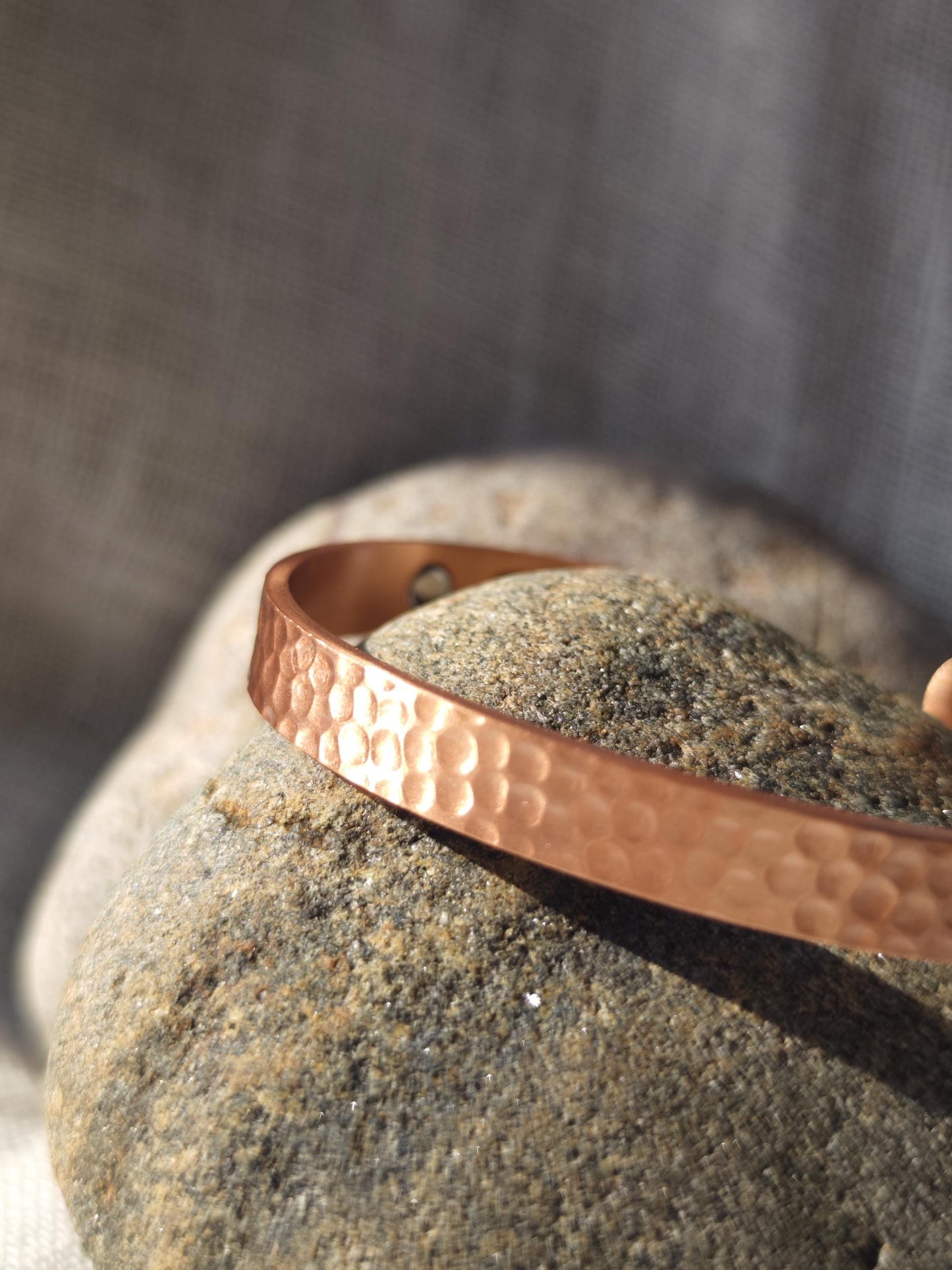Natürliches Heilarmband aus reinem Kupfer – stilvoll & funktional zugleich. Für Heilung und Wohlbefinden.