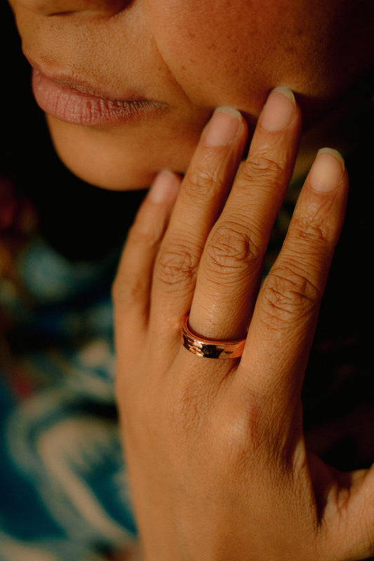 Ayurvedischer Kupferring – handgefertigter, offener Ring aus reinem Kupfer mit magnetischen Elementen für Energie & Wohlbefinden.