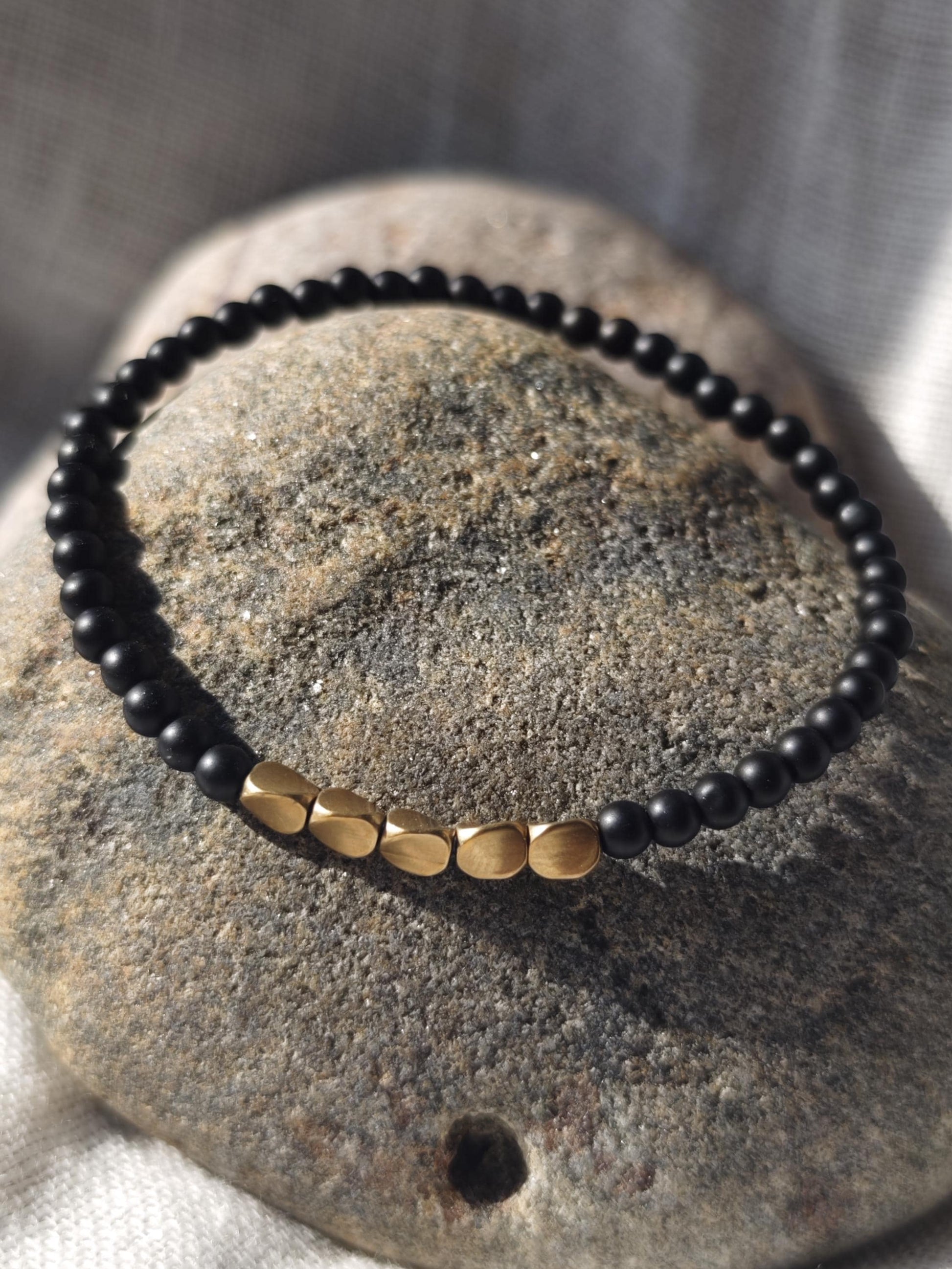 Maskulines Armband mit Natursteinen und Kupferperlen – stilvoller Glücksbringer für Energie, Schutz & Erdung.
