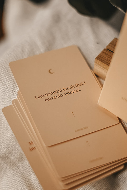 Affirmationskarten Set mit 54 positiven Impulsen und Holzständer – achtsames Geschenk für Frauen, Morgenrituale, Yoga und mentale Stärke