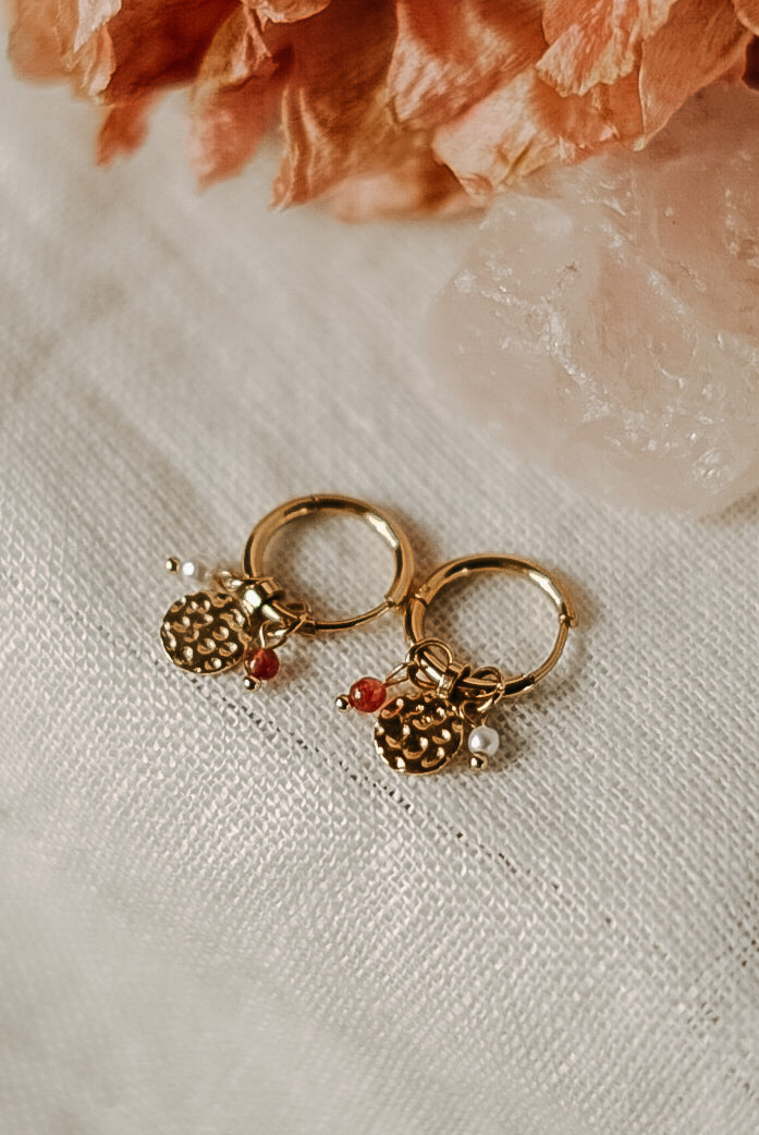Zarte Hoops mit spirituellem Touch – jeder Stein ein Unikat mit eigener Energie für Intuition, Erdung oder Herzöffnung.