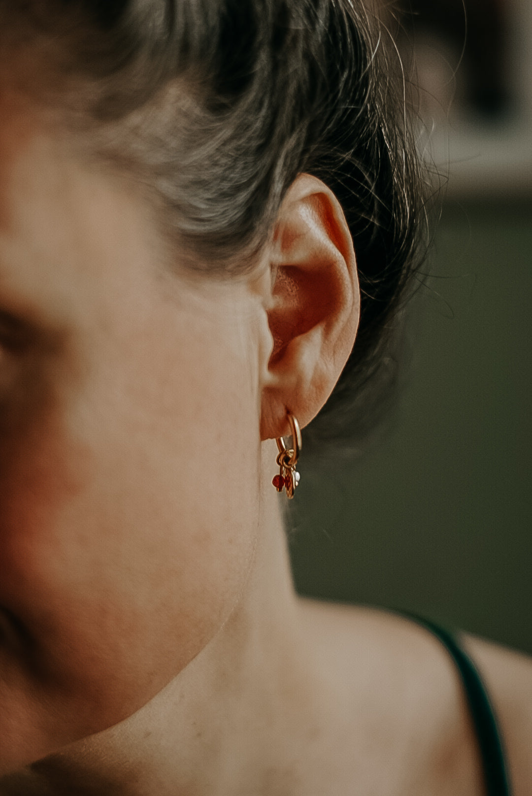 Charm-Ohrringe mit 18K Gold Plating und Natursteinen – individuelles Schmuckstück für Rituale, Alltag & besondere Anlässe.