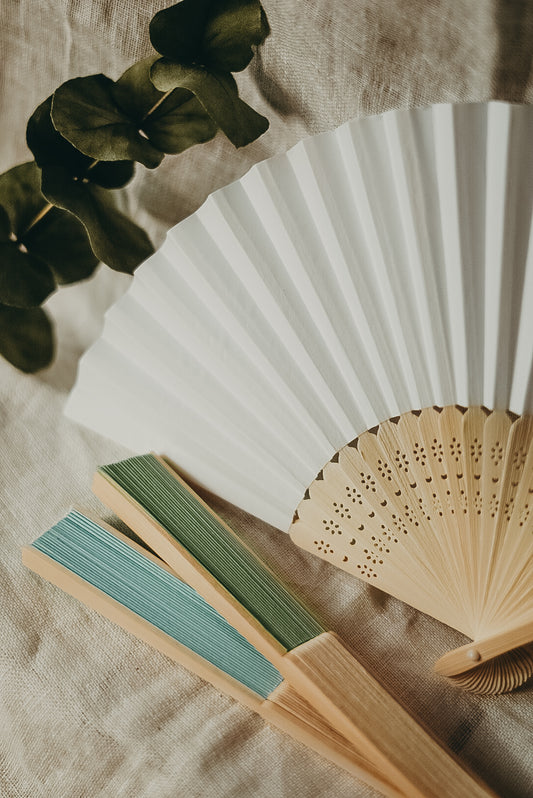 Handfächer aus Bambus mit Gravur ‚Cooling down my karma‘ in sanften Pastelltönen – spirituelles Accessoire für Rituale, Meditation oder als humorvolles Selfcare-Geschenk
