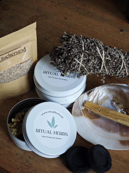 Liebevoll zusammengestellte Räuchergeschenkbox mit drei individuell wählbaren Kräutermischungen für Reinigung, Meditation und Wohlbefinden.
