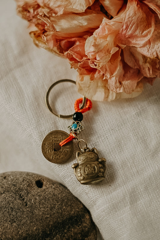 Glückskatze Schlüsselanhänger mit Kaiser-Münzen – symbolträchtiger Talisman für Glück, Reichtum und Schutz im Alltag
