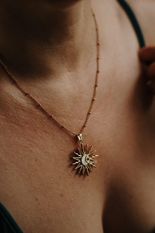 Sonne-und-Mond-Kette aus 18K vergoldetem Edelstahl mit spiritueller Symbolkraft für Balance und Harmonie.