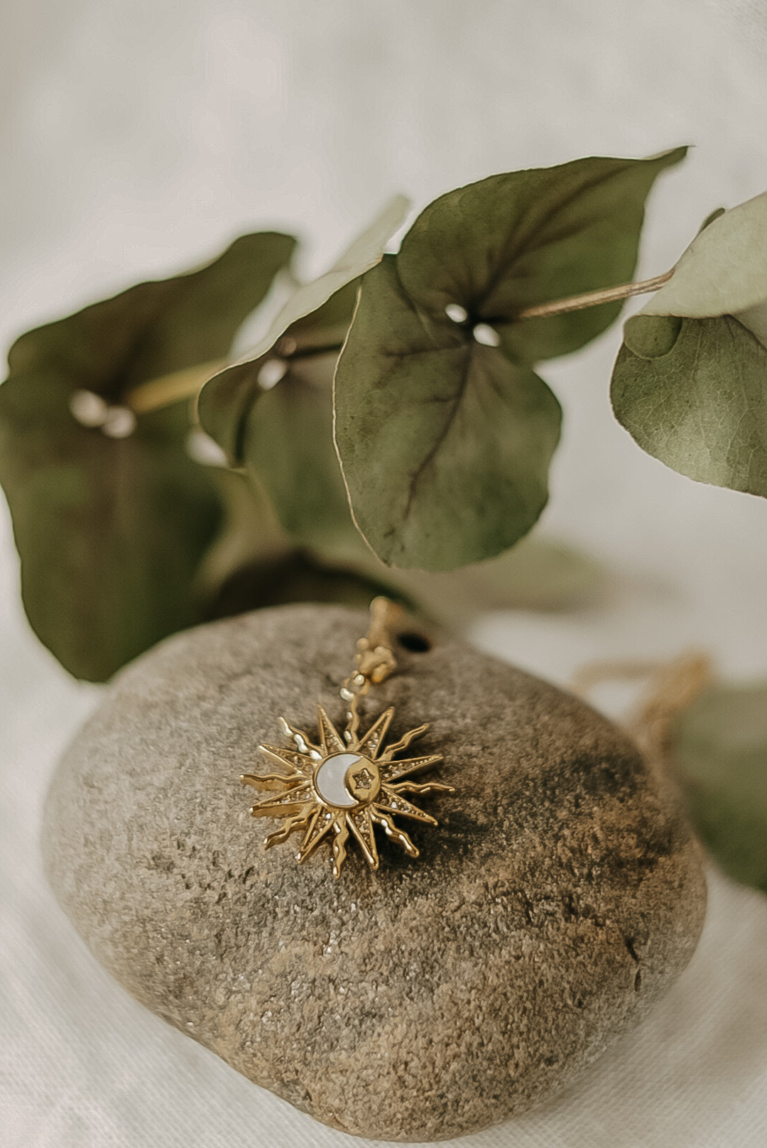 Feine, glänzende Layer-Kette mit Perlen – kraftvoller Schmuck für spirituelle Rituale und Alltag.