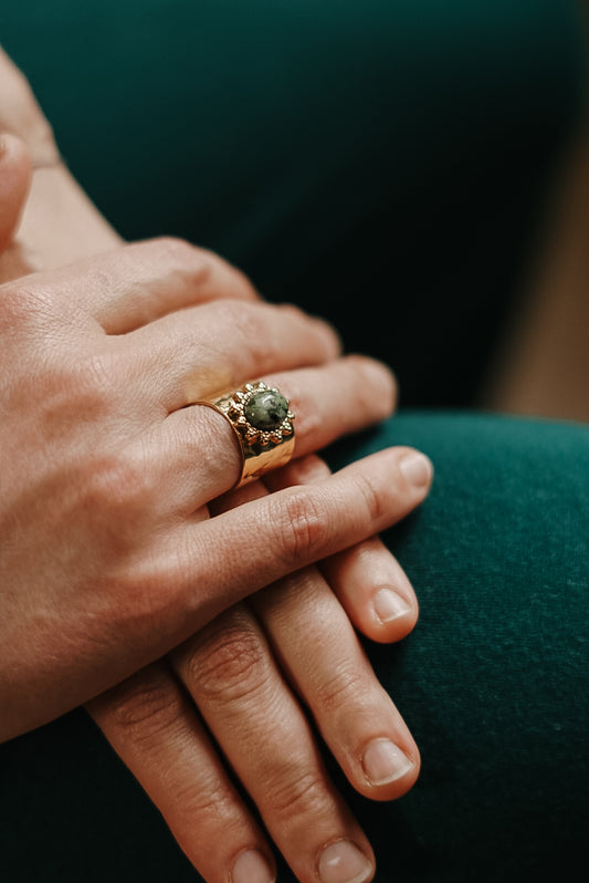 Statement-Ring Emerald Sun mit grünem Naturstein – Boho-Schmuck für Balance und Herzöffnung

