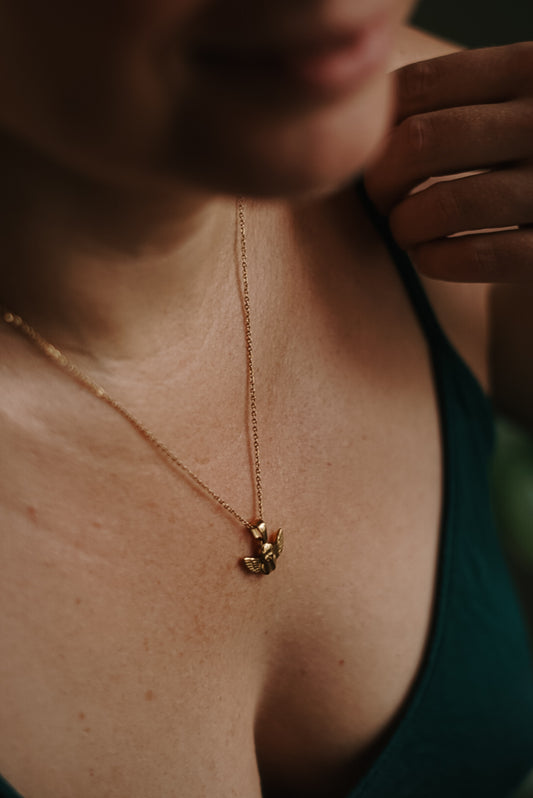 Goldene Schutzengel-Kette mit filigranem Anhänger – Symbol für Geborgenheit, Führung und Licht.