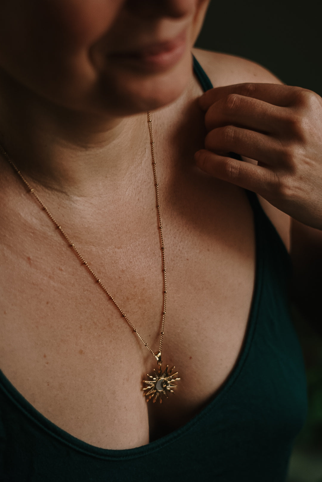Symbolkette mit astrologischer Bedeutung – Sonne für Lebensfreude, Mond für Intuition & Emotion.